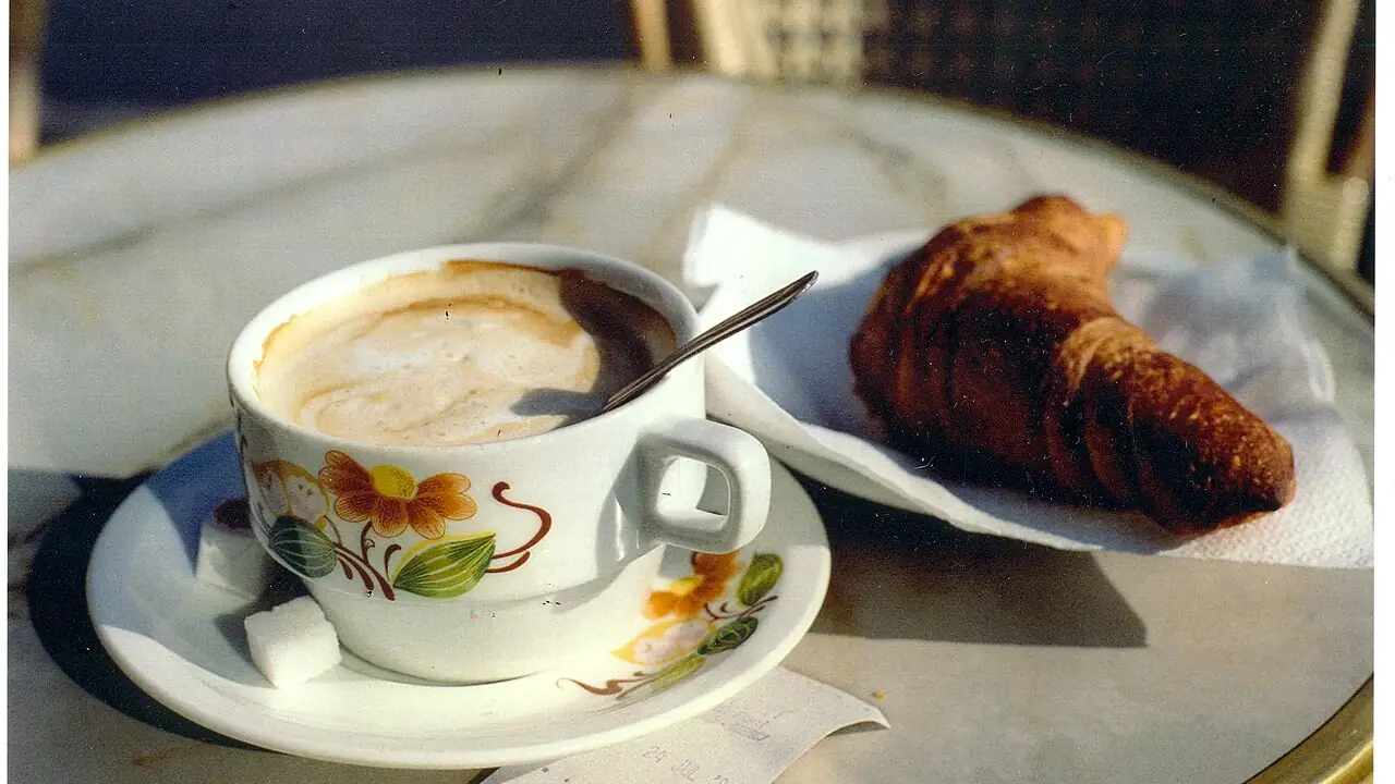 Cappuccino und Croissant
